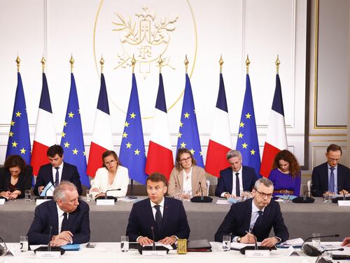 Le Borse restano alla finestra. Ma la Corte avverte Bruxelles: "Più flessibilità nel bilancio"