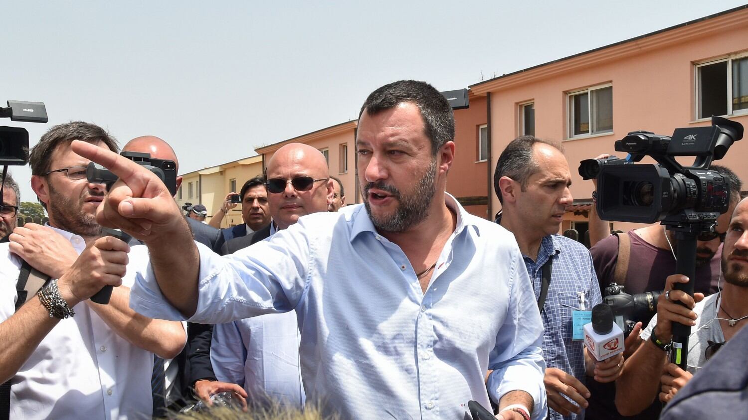 Bibbiano, nervo scoperto Pd. L'ira per la visita di Salvini