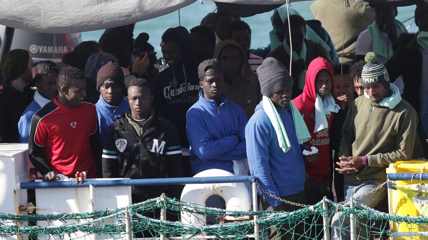 Migranti, le tv a rischio multe: arriva il regolamento contro il "clima d'odio"