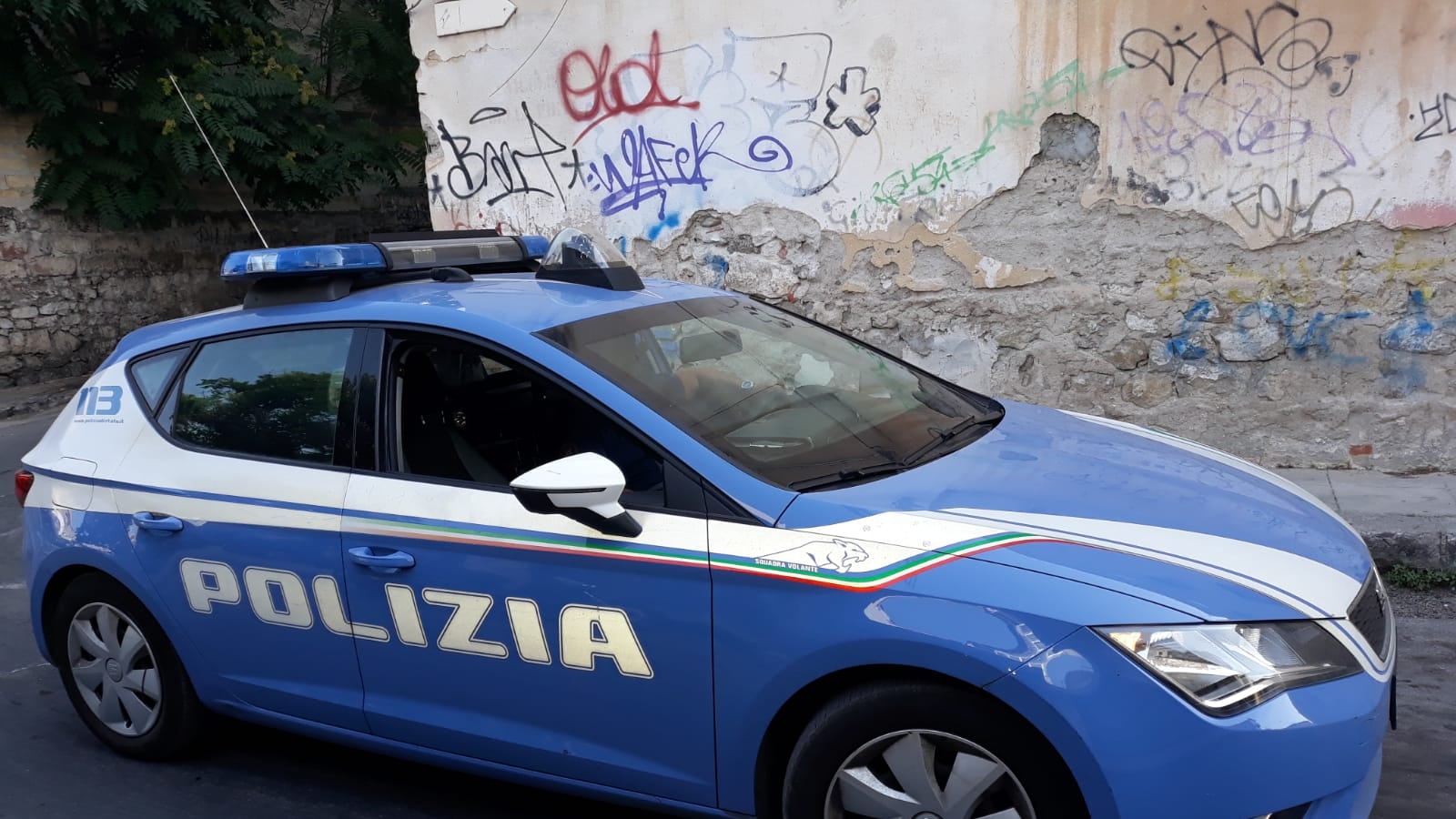 Calci e pugni sui vetri: marocchino ubriaco semina panico su autobus