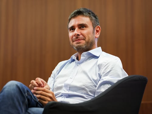 Di Battista al telefono con Tajani: “Torno presto, ce la metto tutta”