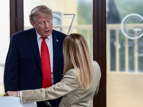 Trump-Meloni, il disgelo poi la battuta al G7: "Abbandonato…". "Siamo sempre stati amici"