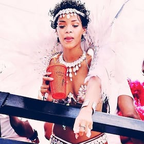 Rihanna al Carnevale delle Barbados Tutta piume e davvero pochi vestiti 11