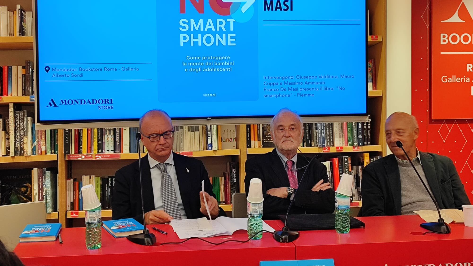 "No smartphone". Il libro che spiega perché dobbiamo disintossicarci dai device