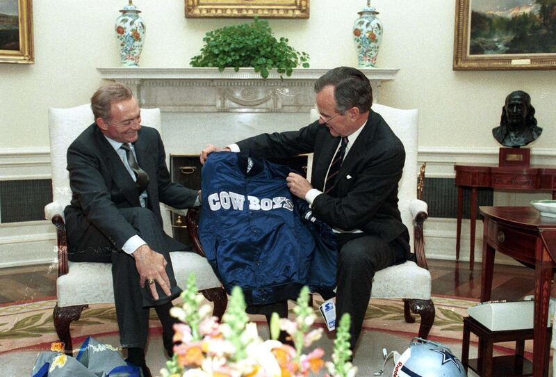 Jerry Jones George HW Bush 1989 Wikimedia