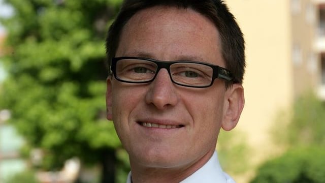 Ha quattro figli e non partecipa ai Consigli: lo fanno dimettere