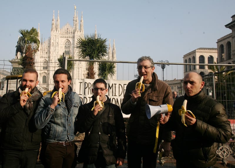 Piazza Duomo, la Lega distribuisce le banane 9