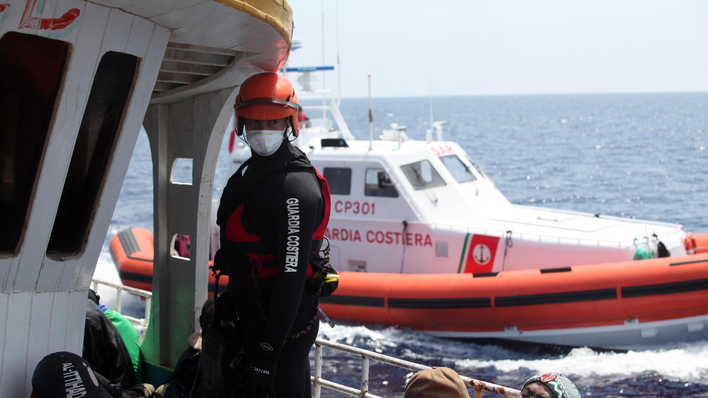 Migranti, Salvini svela l'inciucio "La Trenta cambia Mare Sicuro"