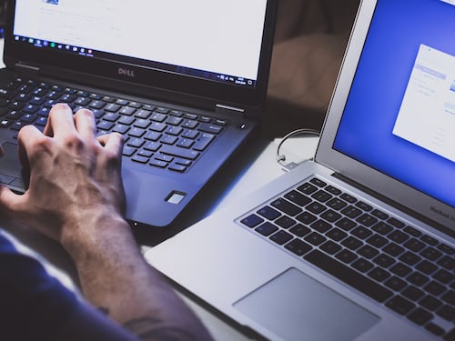 "Ti faccio diventare influencer". Bidello accusato di adescamento