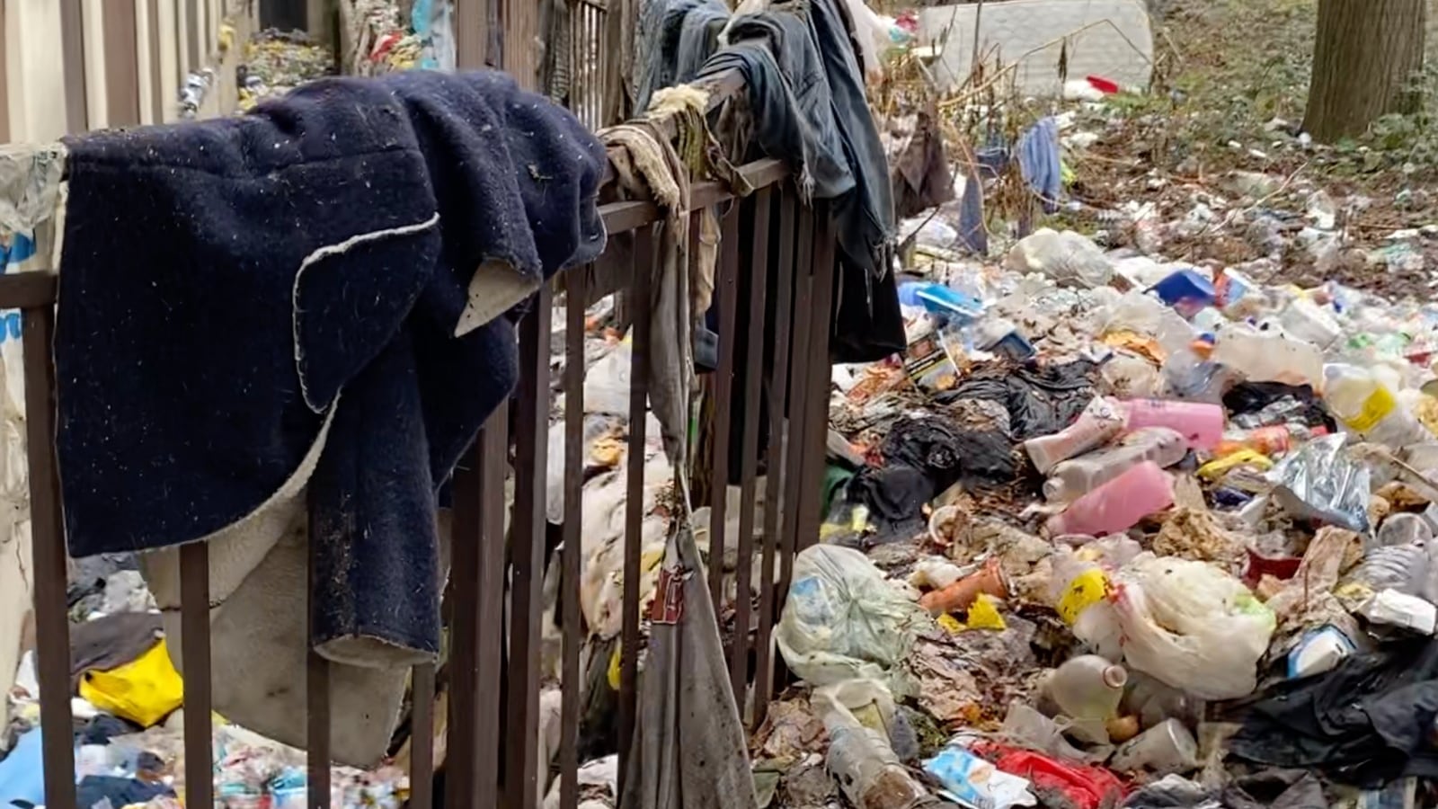 L'hotel abusivo dei delinquenti: qui regnano degrado e crimine