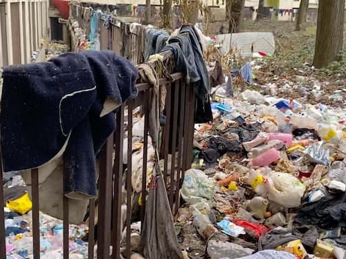 L'hotel abusivo dei delinquenti: qui regnano degrado e crimine