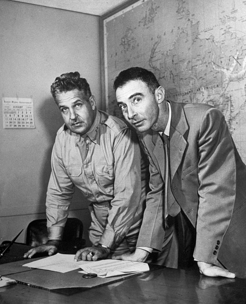 Oppenheimer con il generale Groves.