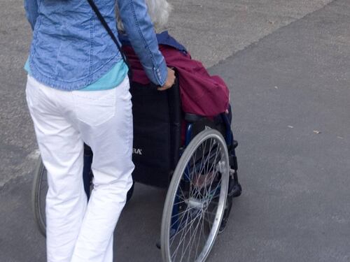 Bonus badanti 2024, come funziona e chi può richiederlo