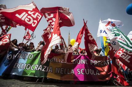 La "buona scuola" in piazza contro la riforma:  "Renzi puffarolo" 16