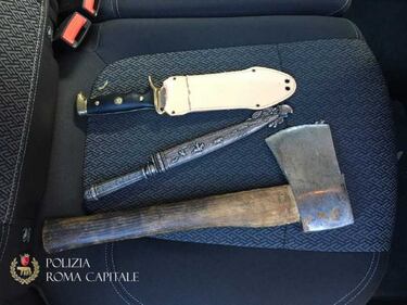 Roma, l'arsenale dei rom trovato nel campo nomadi 2