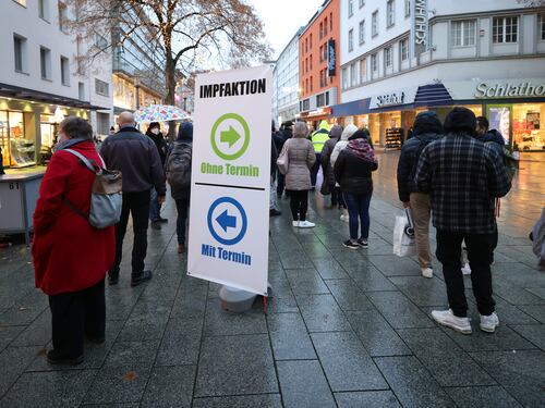 Schiaffo ai No vax: il referendum in Svizzera salva il green pass