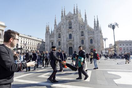 Vandalizzato il monumento equestre di piazza del Duomo 6