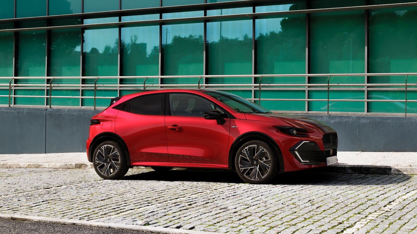 Renault Clio, come si comporta nel traffico la nuova full hybrid: bene i consumi