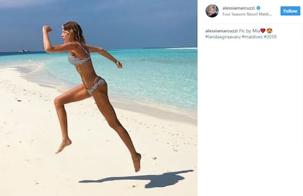 Alessia Marcuzzi in bikini per l'anno nuovo 2