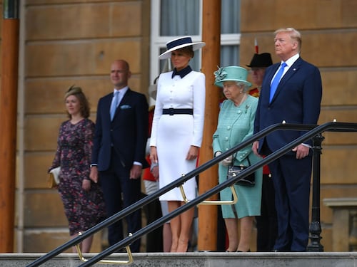 Trump atterra a Londra e attacca il sindaco: "Un perdente"