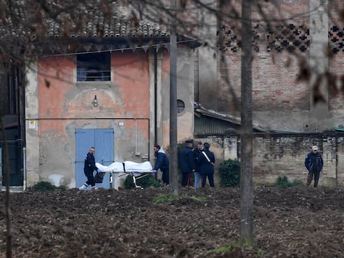Selfie choc davanti alla villa dove il custode ha ucciso il ladro