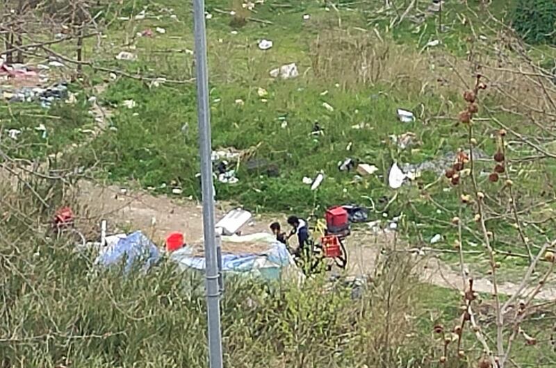Discariche, roghi tossici e pic-nic: sul Lungotevere di Pietra Papa spunta una nuova favela 1