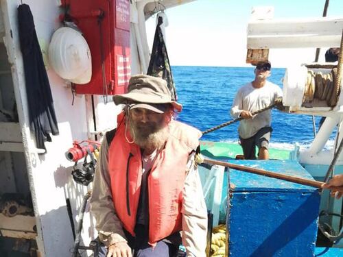 Lo skipper e il suo cane come "Cast Away". "Persi per 3 mesi mangiando pesce crudo"