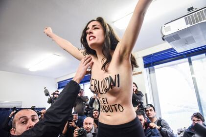 La contestazione a Silvio Berlusconi 3
