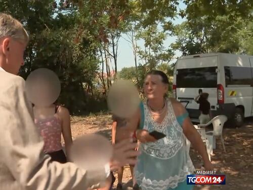 Milano, troupe di Mediaset aggredita nel campo Rom di Gratosoglio