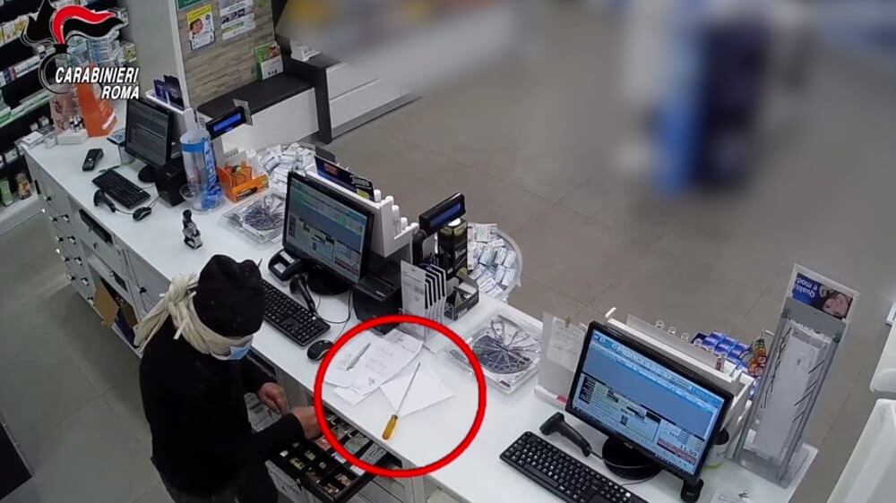 Indossa mascherina chirurgica e rapina farmacia: arrestato