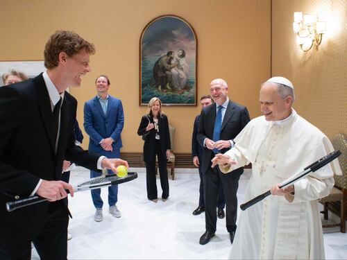 Sinner da Papa Leone XIV. Il tennista a sorpresa in Vaticano: "Giochiamo un po'?"