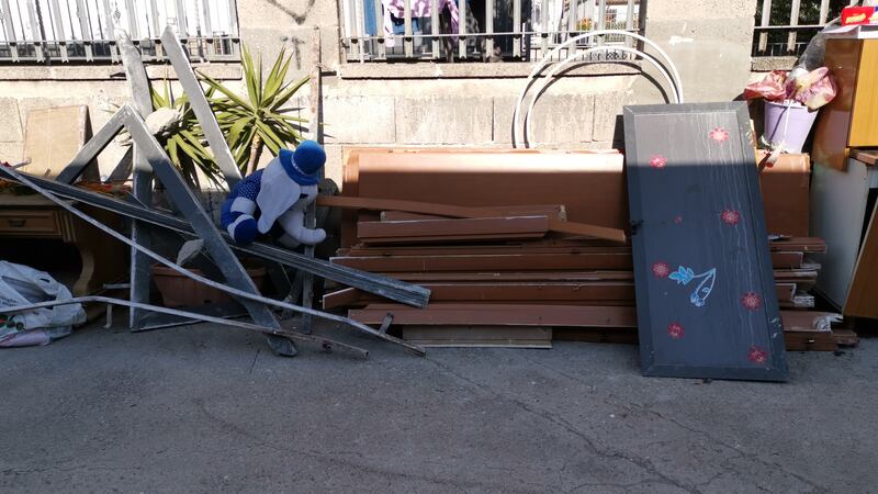 Abusivi e inagibili, abbattuti appartamenti nel Napoletano 6
