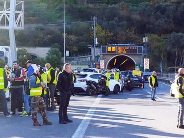 I gilet jaunes sconfinano in Italia e occupano la barriera dell'A10 a Ventimiglia 6