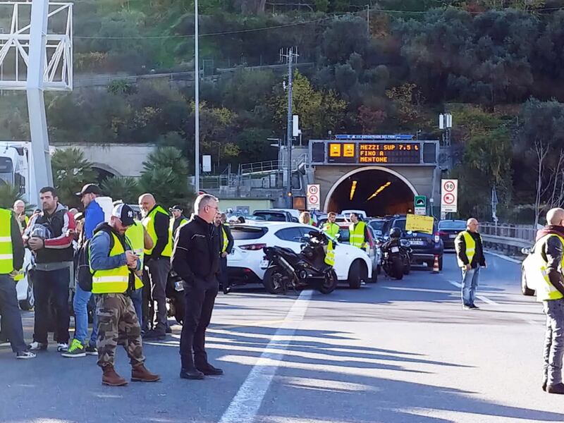 I gilet jaunes sconfinano in Italia e occupano la barriera dell'A10 a Ventimiglia 6