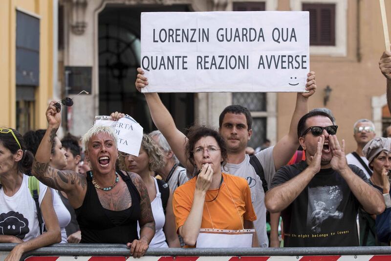 Decreto Vaccini, la protesta dei no-vax davanti a Montecitorio 8