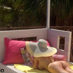 Charlotte Caniggia, lato B da urlo nella spa 16
