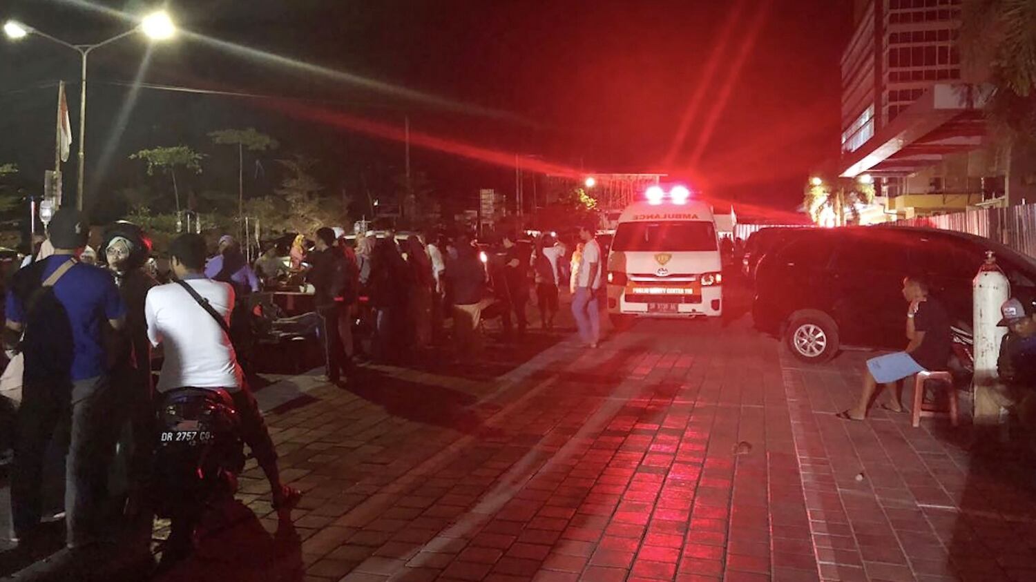 Terremoto in Indonesia: 82 morti e centinaia di feriti