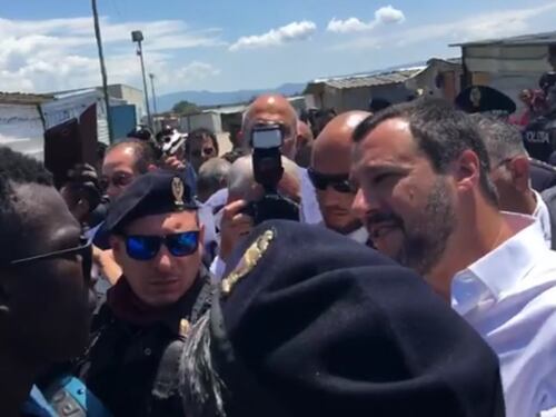 Migranti, Salvini alla tendopoli: 'Voi sfruttati? Prima gli italiani'