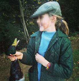 Sporca di sangue e con un animale morto in mano 1