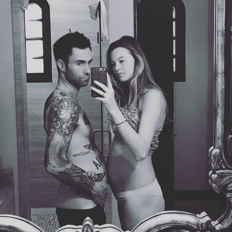 Behati Prinsloo e Adam Levine: la gravidanza social 2