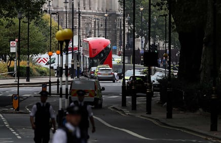 Londra, auto contro il parlamento 14