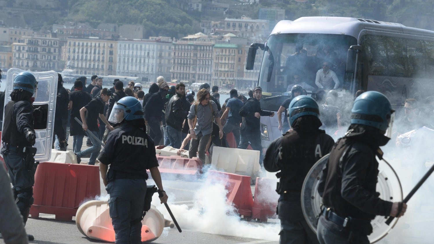 Lancio di sassi e agenti feriti nel corteo anti-Renzi a Napoli