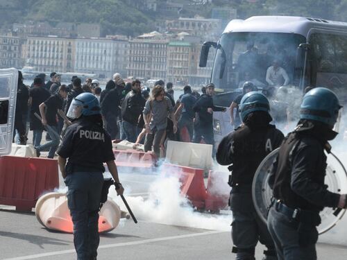 Lancio di sassi e agenti feriti nel corteo anti-Renzi a Napoli