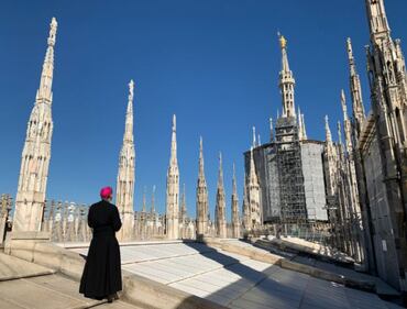 Coronavirus, arcivescovo Delpini prega la Madunina da terrazze del Duomo 2