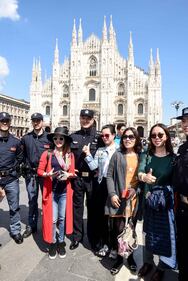 I poliziotti cinesi pattugliano Milano 5