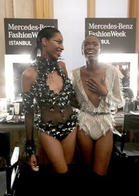 Le modelle sfilano per la Fashion Week di Istanbul  6
