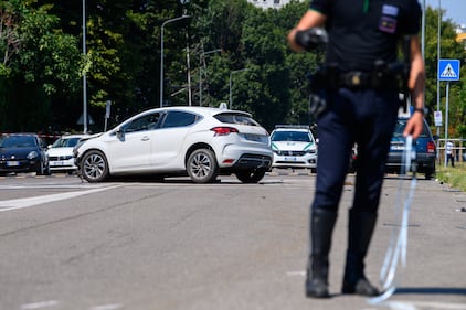 Incidente mortale in via Saponaro, Milano. Le immagini dell'auto rubata abbandonata dai pirati della strada 8