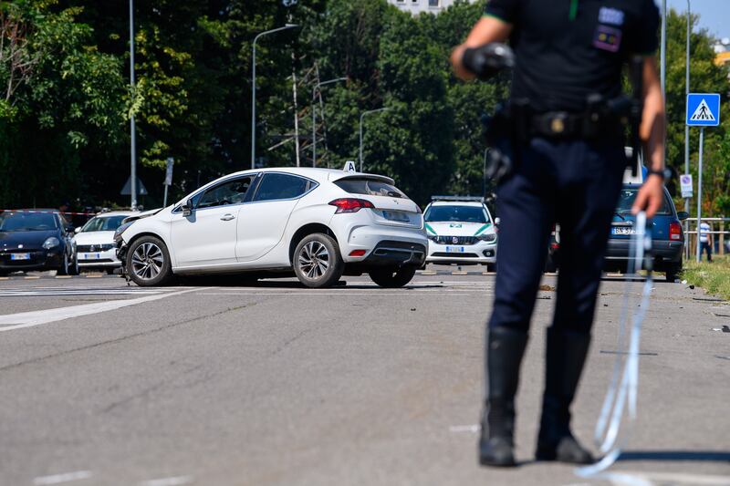 Incidente mortale in via Saponaro, Milano. Le immagini dell'auto rubata abbandonata dai pirati della strada 8
