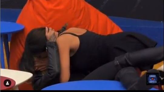 Gf, Francesca De André e Erica si baciano sulle labbra