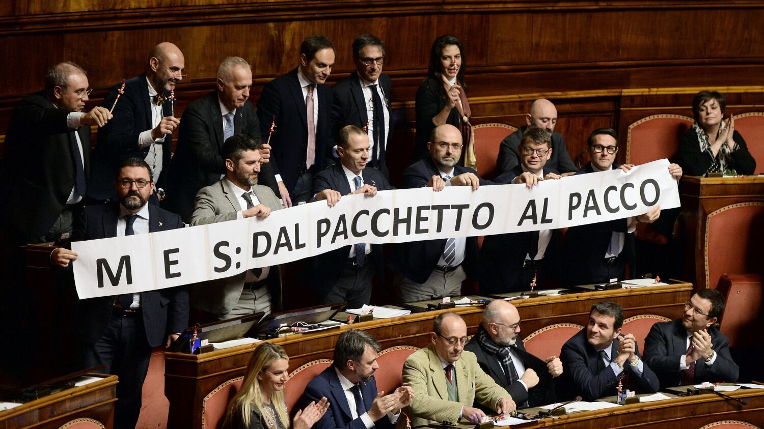 Striscione della Lega contro Conte sul Mes: "Dal pacchetto al pacco"